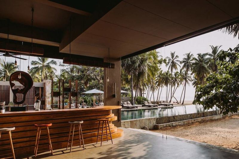 Piscine et bar de l'hôtel Karpaha sur la côte est -Sri Lanka | Au Tigre Vanillé