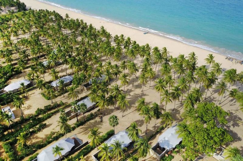 Vue aerienne des bungalows de l'hôtel Karpaha sur la côte est -Sri Lanka | Au Tigre Vanillé