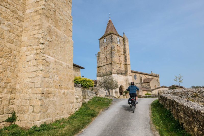 Cycliste devant un chateau dans le Gers - France | Au Tigre Vanillé