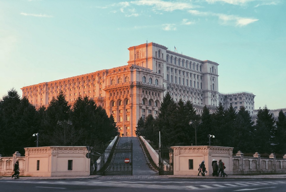 palais-parlement-batiment-immense-roumanie Façade du palais du Parlement à Bucarest - Roumanie | Au Tigre Vanillé