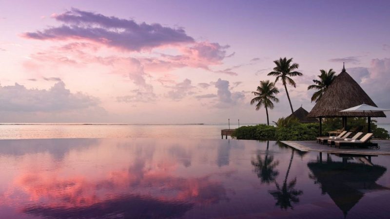 Piscine au coucher du soleil de l'hotel Four Seasons - Maldives | Au Tigre Vanillé