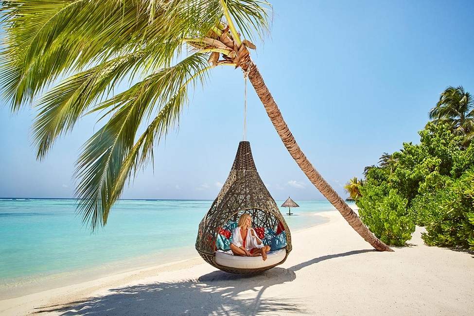 Balançoire sur la plage de l'hôtel LUX* South Atoll - Maldives | Au Tigre Vanillé