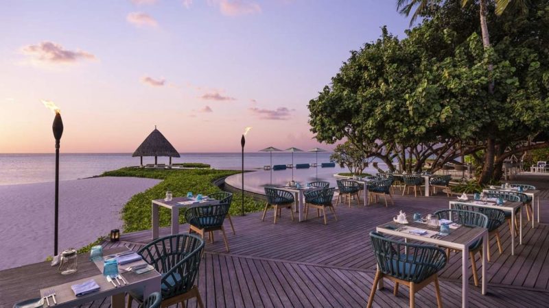 Restaurant de la plage de l'hotel Four Seasons - Maldives | Au Tigre Vanillé