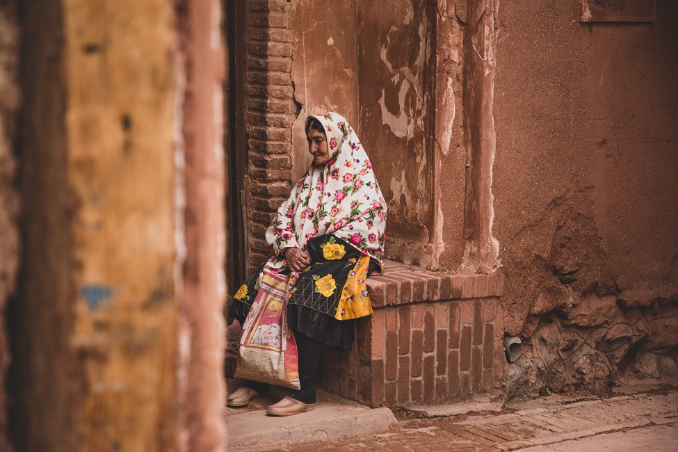 Femme avec foulard rose à Abanyeh - Iran | Au Tigre Vanillé
