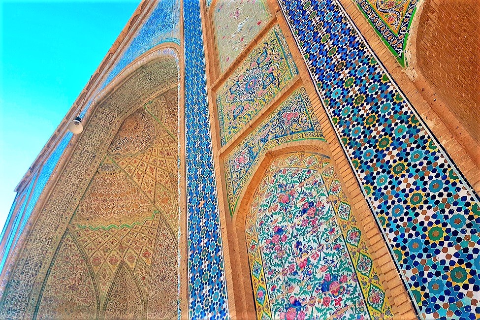 shiraz-mosquee-couleurs-poesie-iran Façade avec mosaiques multicolores à Shiraz - Iran | Au Tigre Vanillé