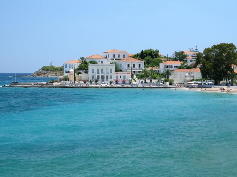 Vue depuis la mer sur l'hôtel Spetses Orloff dans le golfe Saronique - Grèce | Au Tigre Vanillé