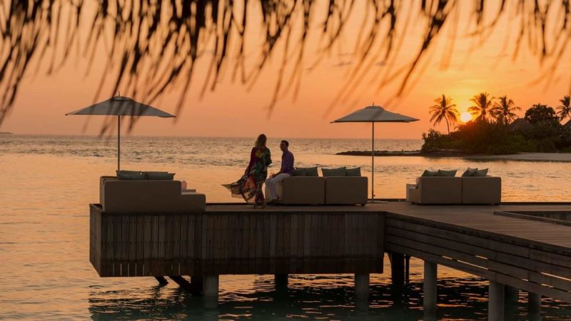 Bar au coucher du soleil de l'hotel Four Seasons - Maldives | Au Tigre Vanillé