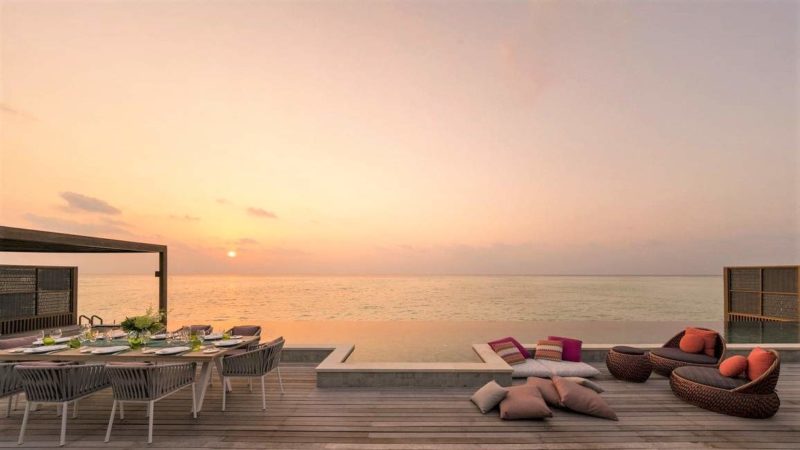 Terrasse et piscine au coucher du soleil de l'hotel Four Seasons - Maldives | Au Tigre Vanillé