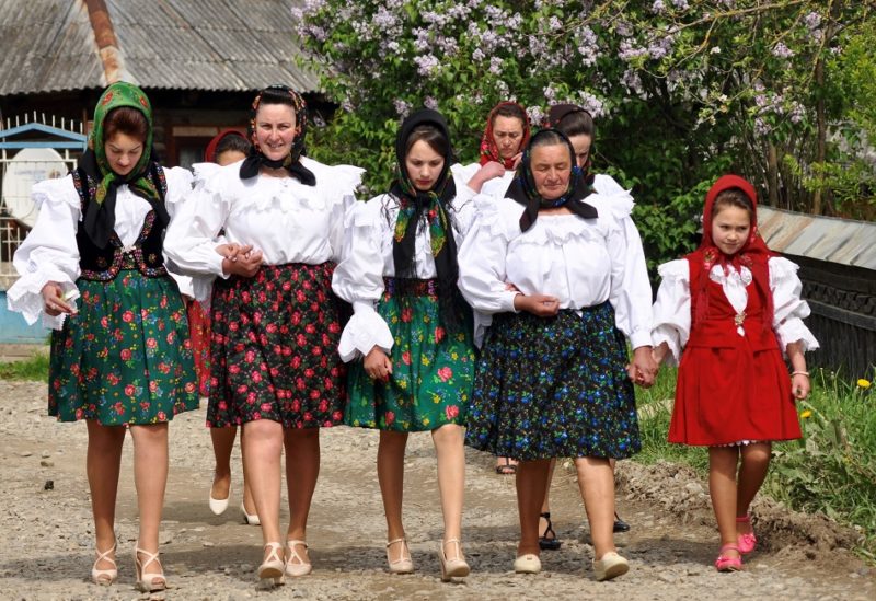 Femmes en habits traditionnels - Roumanie | Au Tigre Vanillé