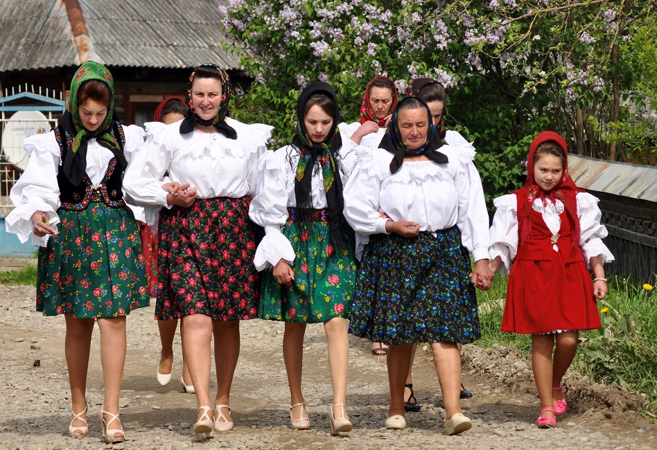 tour-photographie-traditions-villages-roumanie Femmes en habits traditionnels - Roumanie | Au Tigre Vanillé