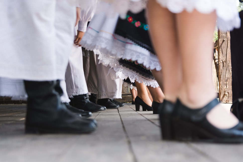 Pieds de danseurs dans les Maramures - Roumanie | Au Tigre Vanillé