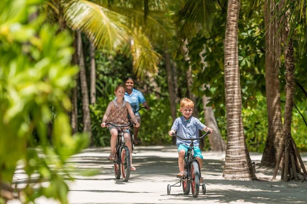 velo-famille-tropical-four-seasons-maldives Balade à vélo en famille à l'hotel Four Seasons - Maldives | Au Tigre Vanillé