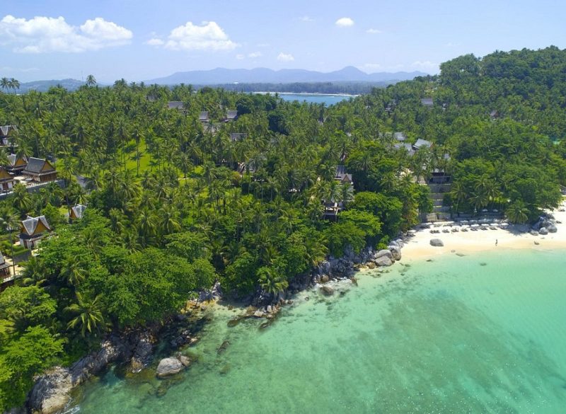 Vue aérienne de la plage de l'hôtel Amanpuri à Phuket - Thailande | Au Tigre Vanillé