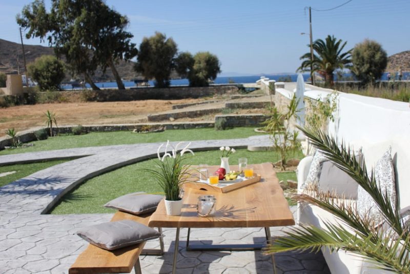 Petite-dejeuner dans le jardin de l'hotel Amorgos Pearl dans les Cyclades - Grèce | Au Tigre Vanillé