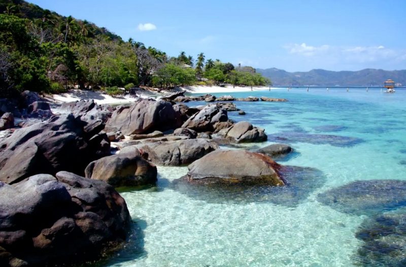 Plage et ponton d'arrivée de l'île privée de Ariara à Palawan - Philippines | Au Tigre Vanillé