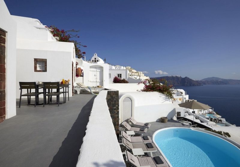 Façade et piscine de l'hotel Atrina dans les Cyclades - Grèce | Au Tigre Vanillé