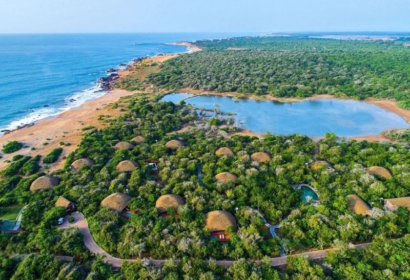 Vue aerienne de l'hotel Chena Huts dans le parc national de Yala - Sri Lanka | Au Tigre Vanillé