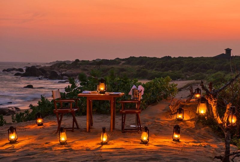 Diner aux chandelles sur la plage de l'hotel Chena Huts dans le parc national de Yala - Sri Lanka | Au Tigre Vanillé