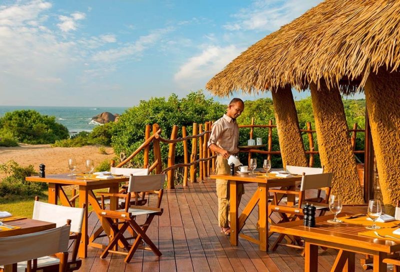 Terrasse du restaurant de l'hotel Chena Huts dans le parc national de Yala - Sri Lanka | Au Tigre Vanillé