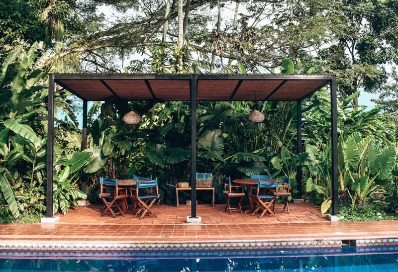 Terrasse de piscine à l'Hacienda Bambusa, Colombie | Au Tigre Vanillé
