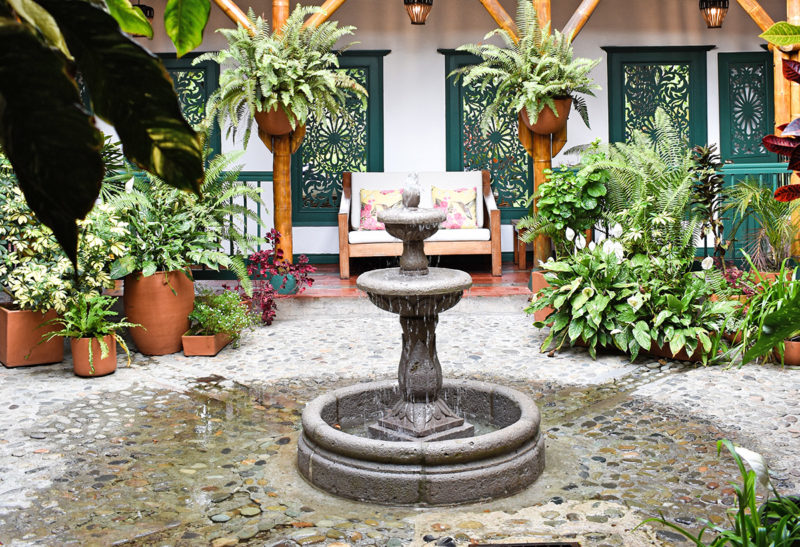 Cour intérieure à l'Hacienda Bambusa, Colombie | Au Tigre Vanillé