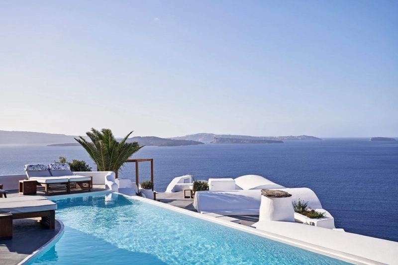 Piscine et vue mer de l'hotel Katikies dans les Cyclades - Grèce | Au Tigre Vanillé