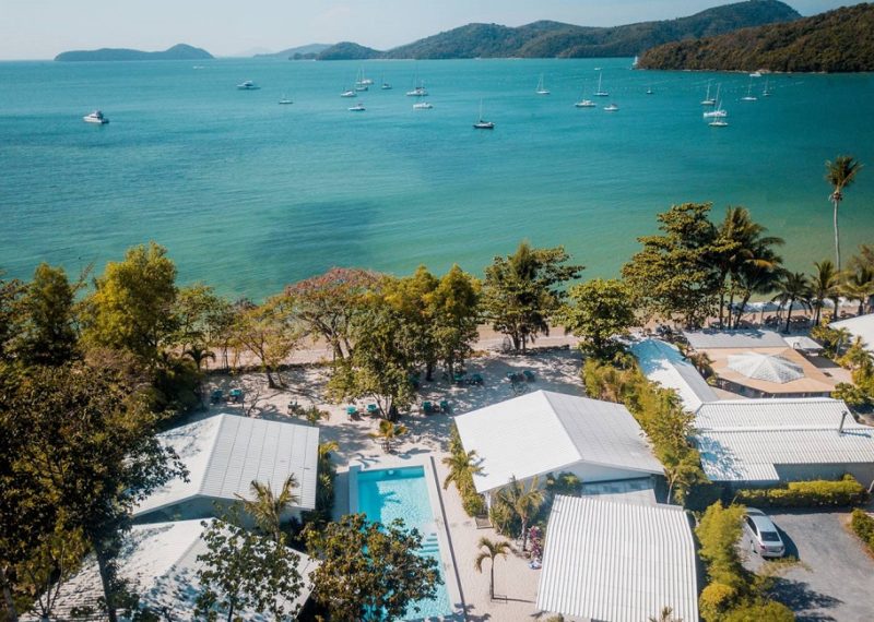 Vue piscine et mer de l'hôtel Moorings à Phuket - Thailande | Au Tigre Vanillé