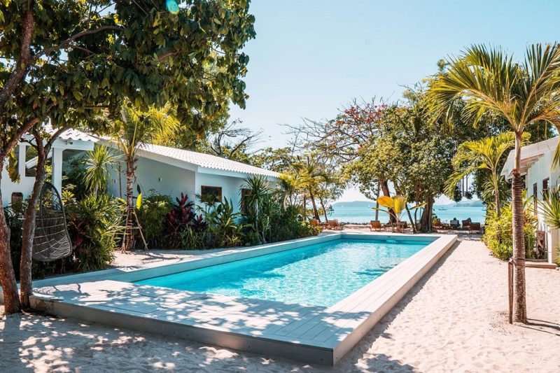 Piscine avec vue mer de l'hôtel Moorings à Phuket - Thailande | Au Tigre Vanillé