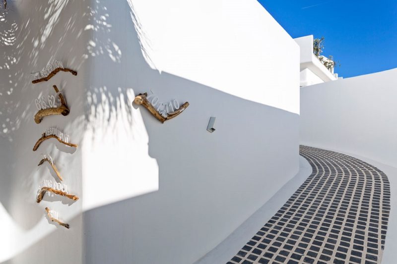 Couloir de l'hotel Myconian Utopia dans les Cyclades - Grèce | Au Tigre Vanillé