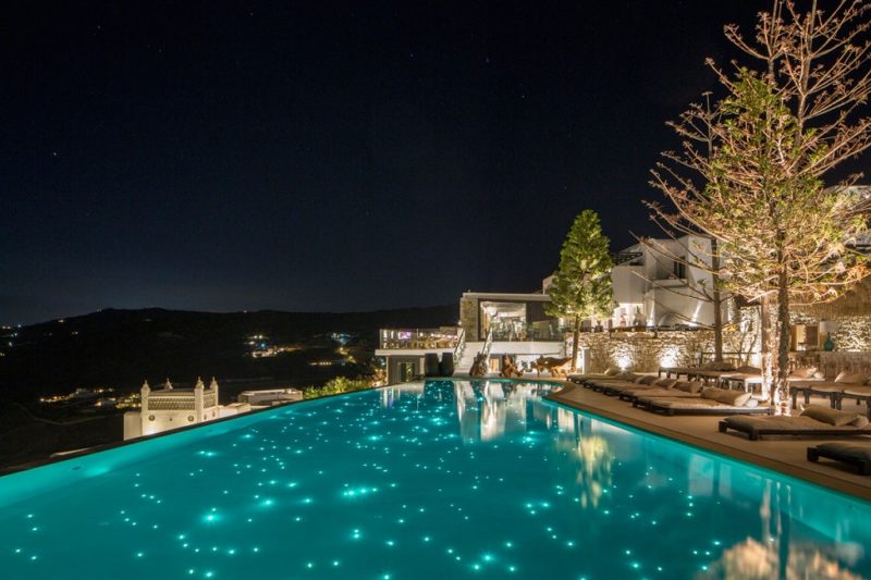 Piscine de nuit de l'hotel Myconian Utopia dans les Cyclades - Grèce | Au Tigre Vanillé