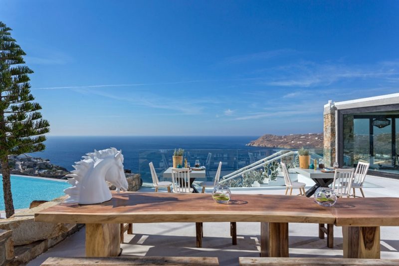 Terrasse avec vue mer de l'hotel Myconian Utopia dans les Cyclades - Grèce | Au Tigre Vanillé