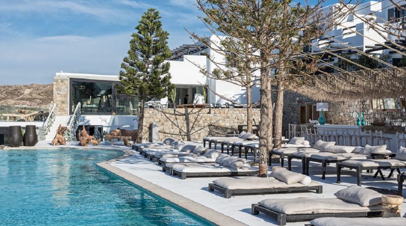 Terrasse et transats de l'hotel Myconian Utopia dans les Cyclades - Grèce | Au Tigre Vanillé