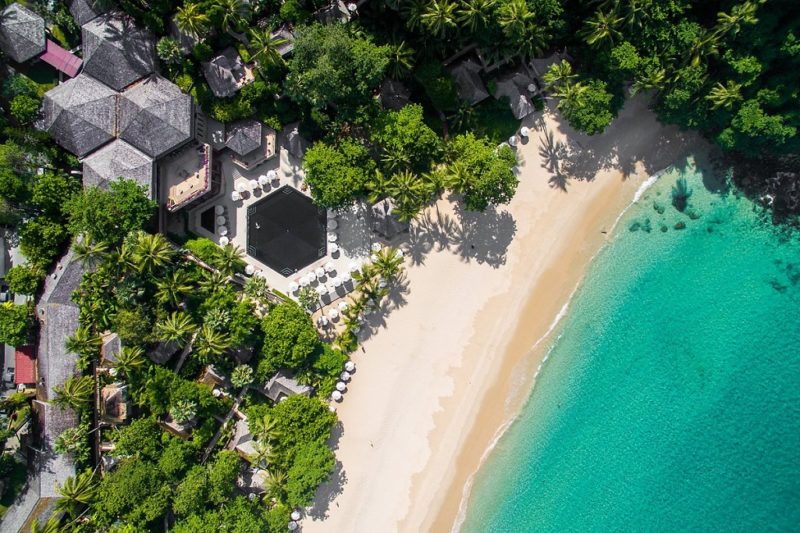 Vue aerienne de l'hôtel The Surin à Phuket - Thailande | Au Tigre Vanillé