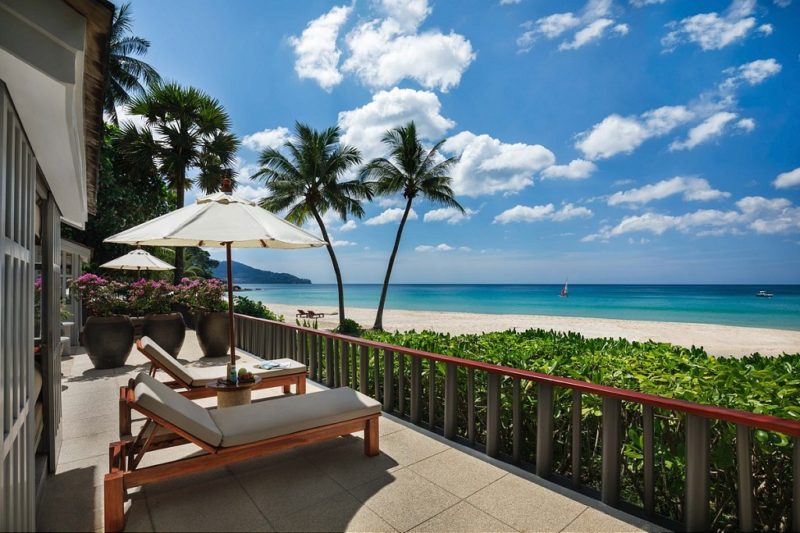 Vue plage depuis un balcon de l'hôtel The Surin à Phuket - Thailande | Au Tigre Vanillé