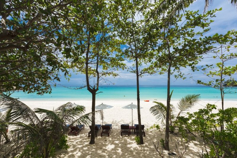 Transats au bord de la plage de l'hôtel The Surin à Phuket - Thailande | Au Tigre Vanillé