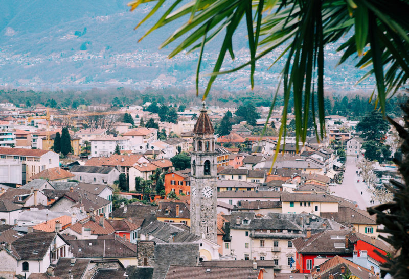 Vue aérinne de l'église et des toitts de Ascona, Tessin - Suisse | Au Tigre Vanillé