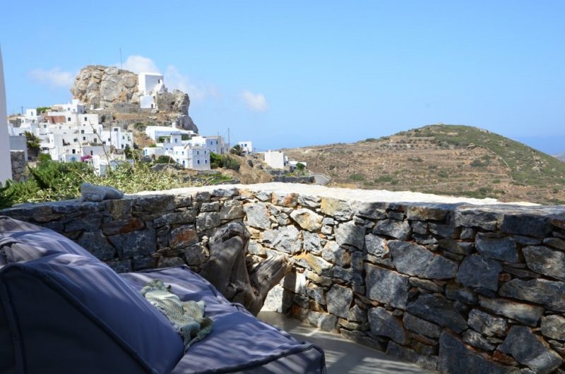 Vue sur un village depuis la terrasse de l'hotel Vorina dans les Cyclades - Grèce | Au Tigre Vanillé