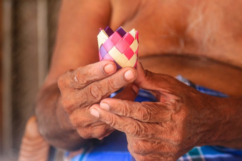 Homme fabriquant un objet artisanal à Galle - Sri Lanka | Au Tigre Vanillé