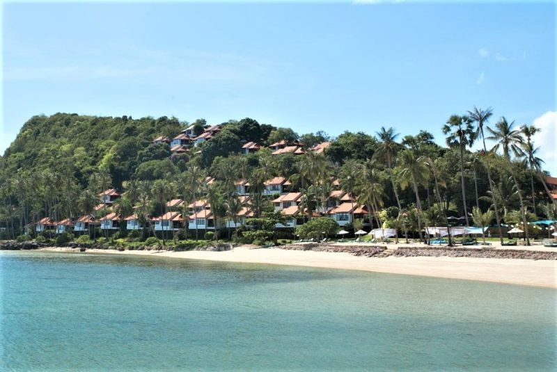 Vue aerienne de la plage et de l'hotel Belmond à Koh Samui - Thaïlande | Au Tigre Vanillé