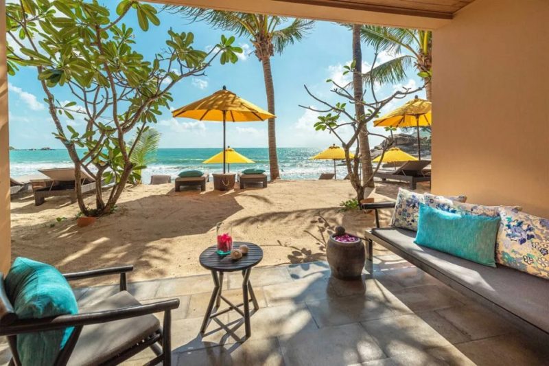 Terrasse sur la plage de l'hotel Burirasa à Koh Phangan - Thaïlande | Au Tigre Vanillé