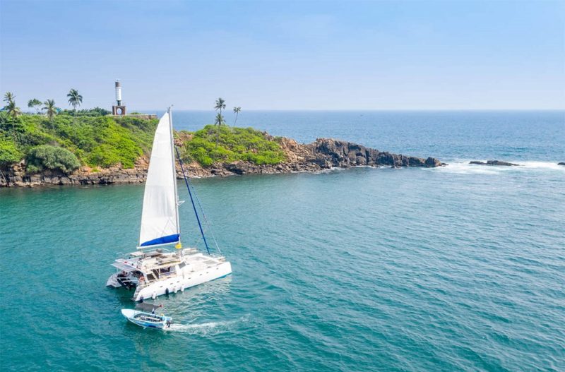 Vue aerienne d'un catamarn au bord de la côte - Sri Lanka | Au Tigre Vanillé