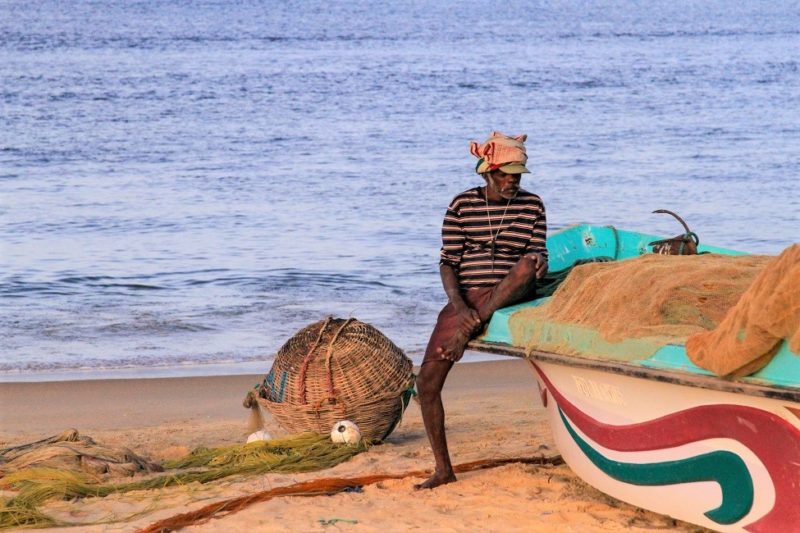 Pecheur assis sur son bateau sur la plage - Sri Lanka | Au Tigre Vanillé
