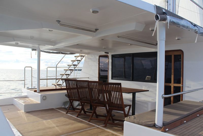 Table à manger sur le pont d'un catamaran - Sri Lanka | Au Tigre Vanillé