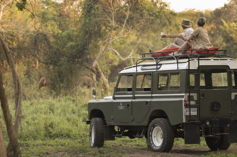 Couple sur le toit d'une voiture de safari observant des animaux dans le triangle d'Or - Thaïlande | Au Tigre Vanillé