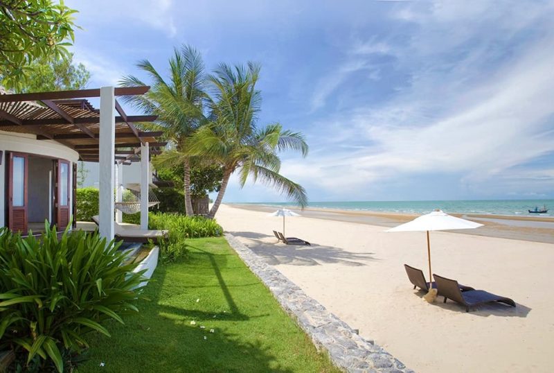 Transats sur la plage de l'hotel Aleenta à Pranburi - Thaïlande | Au Tigre Vanillé