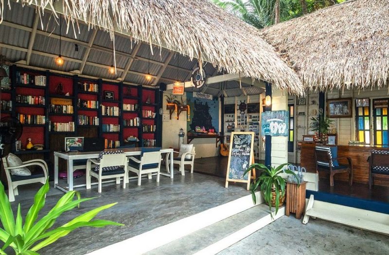 Bibliothèque de l'hôtel Baanthong à Khanom- Thaïlande | Au Tigre Vanillé