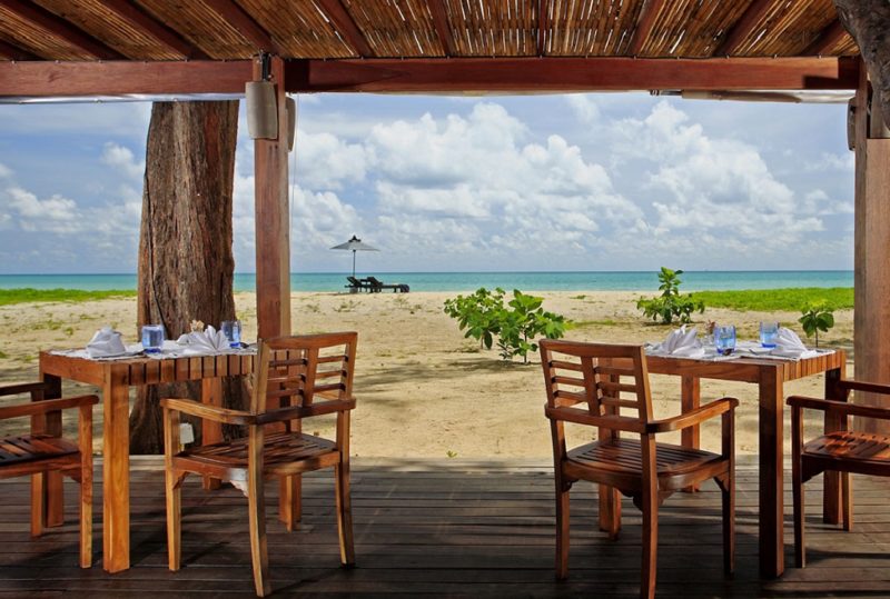 Restaurant au bord de la plage de l'hotel Bangsak à Khao Lak - Thaïlande | Au Tigre Vanillé