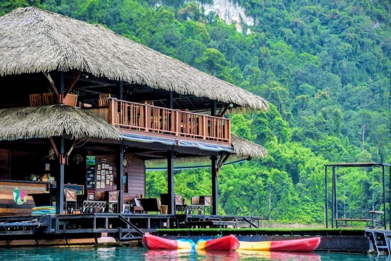 Aire de jeu et kayaks de l'hotel Panvaree à Khao Sok - Thaïlande | Au Tigre Vanillé
