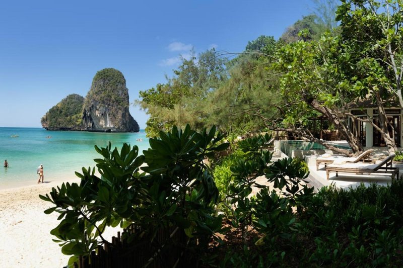 Piscine au bord de la plage de l'hotel Rayavadee à Krabi - Thaïlande | Au Tigre Vanillé