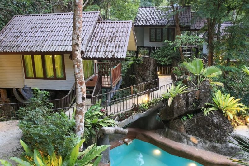 Jardin de l'hotel Rock Tree à Khao Sok - Thaïlande | Au Tigre Vanillé